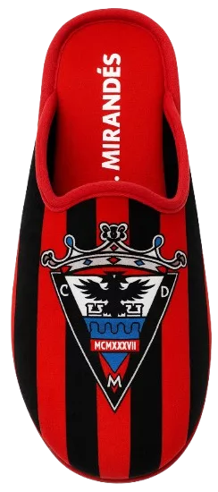 Zapatillas de casa personalizadas del CD Mirandés con rayas rojas y negras y escudo del club.