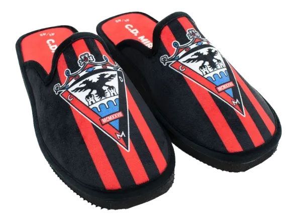 Par de zapatillas de casa personalizadas del CD Mirandés con diseño de rayas rojas y negras.