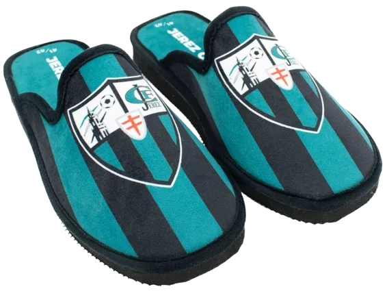 Par de zapatillas de casa personalizadas del Jerez CF con rayas verticales verdes y negras.